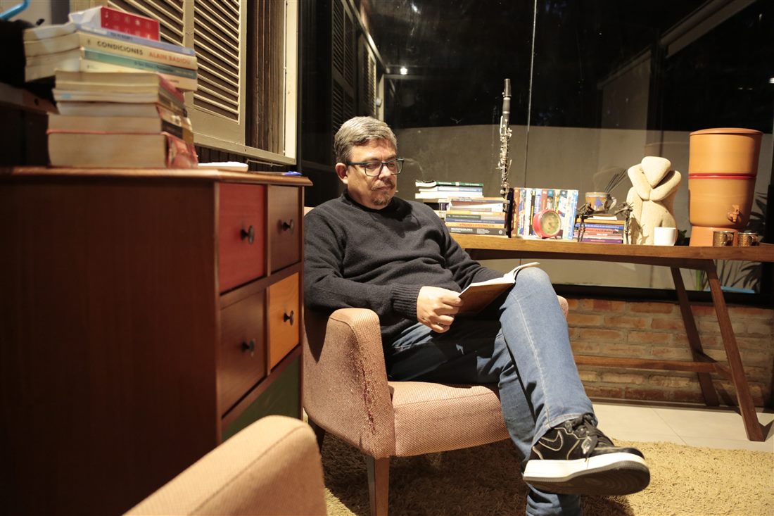 Cláudio Joner lendo